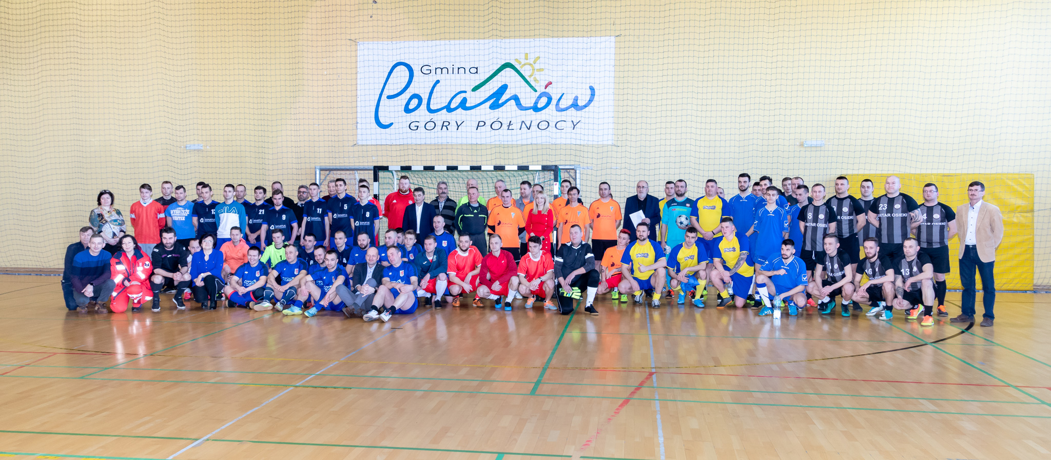 zdjęcie przedstawia uczestników 5. Finału Halowego Turnieju Piłki Nożnej sołectw powiatu koszalińskiego w Polanowie