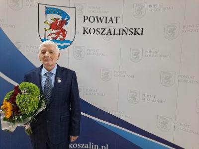Wręczenie medalu pamiątkowego „Za Zasługi dla Powiatu Koszalińskiego”.