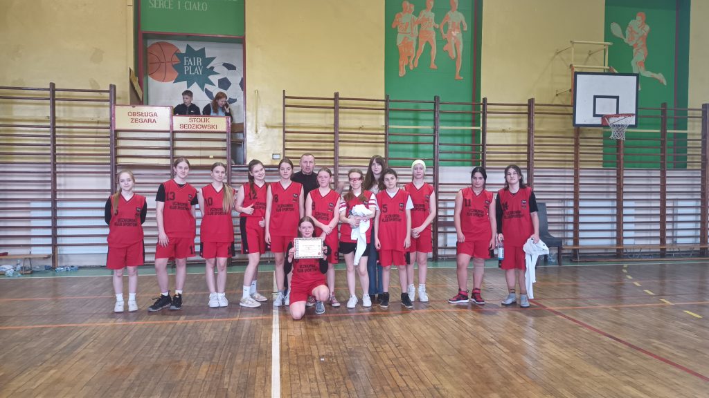 Zdjęcie zawodniczek z SP w Bobolicach z Półfinały Województwa Igrzysk Młodzieży Szkolnej w Koszykówce Dziewcząt