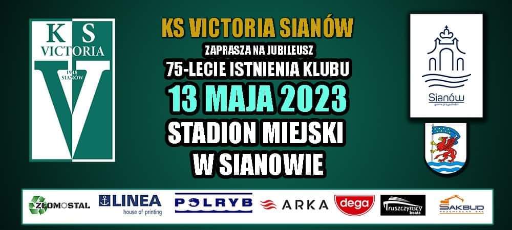 Baner informacyjny o 75 leciu istnienia klubu sportowego Victoria Sianów 13 maja 2023 Stadion Miejski w Sianowie