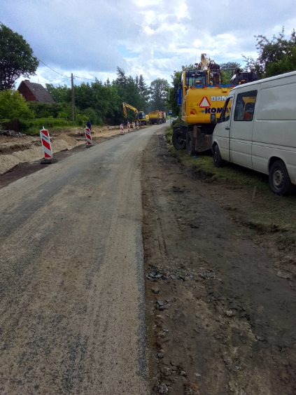 Zdjęcia z Trwają prace budowlane związane z realizacją projektu pn: „Przebudowa drogi powiatowej nr 3542Z Karnieszewice”.