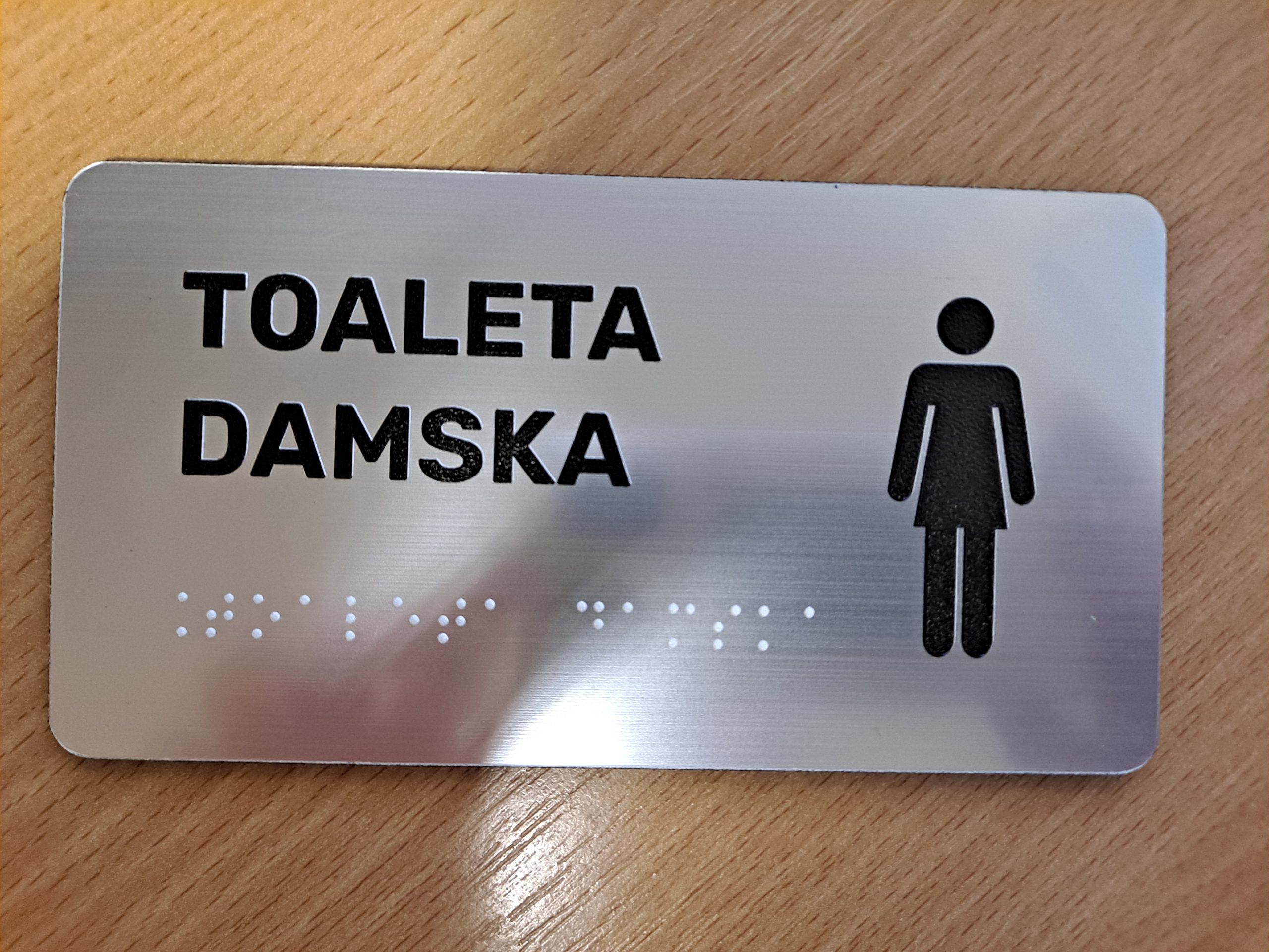 tabliczki toalet z oznakowaniem alfabetem Braille`a