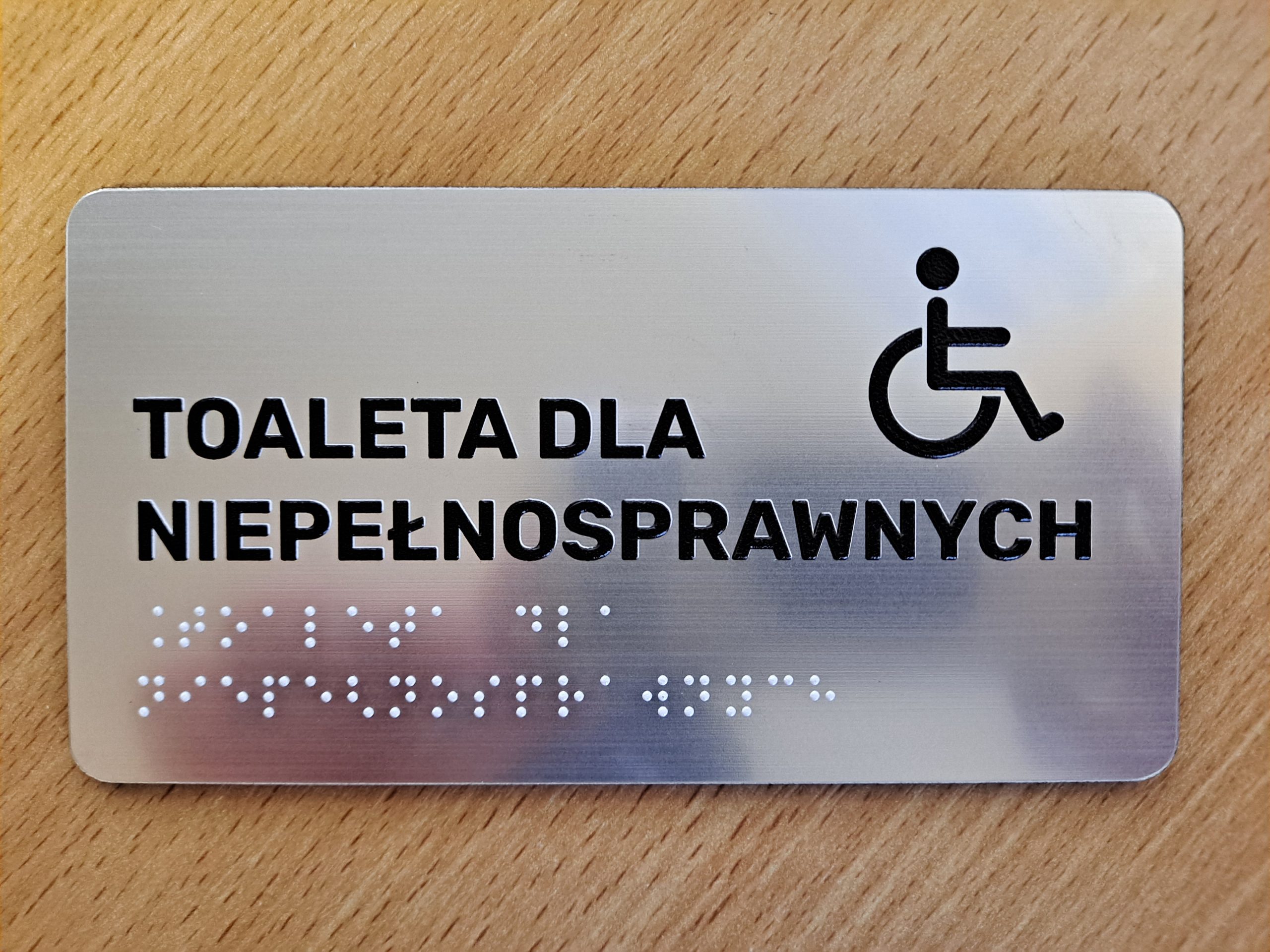 tabliczki toalet z oznakowaniem alfabetem Braille`a