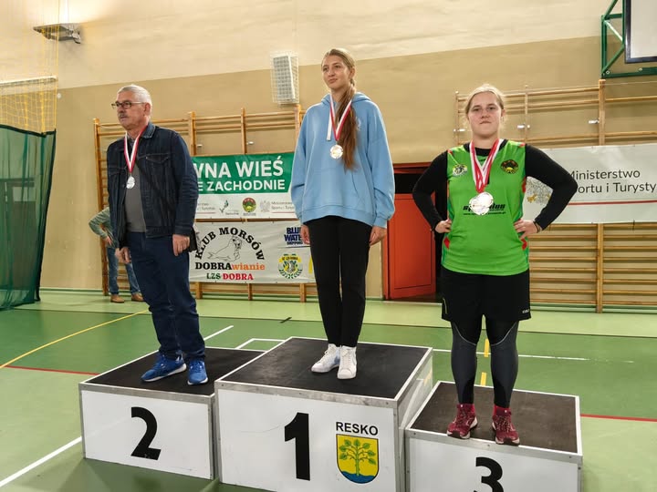 zdjęcie Martyna Łozinska uczennica I LO Dubois w Koszalinie na podium 1 miejsce złoty medal
