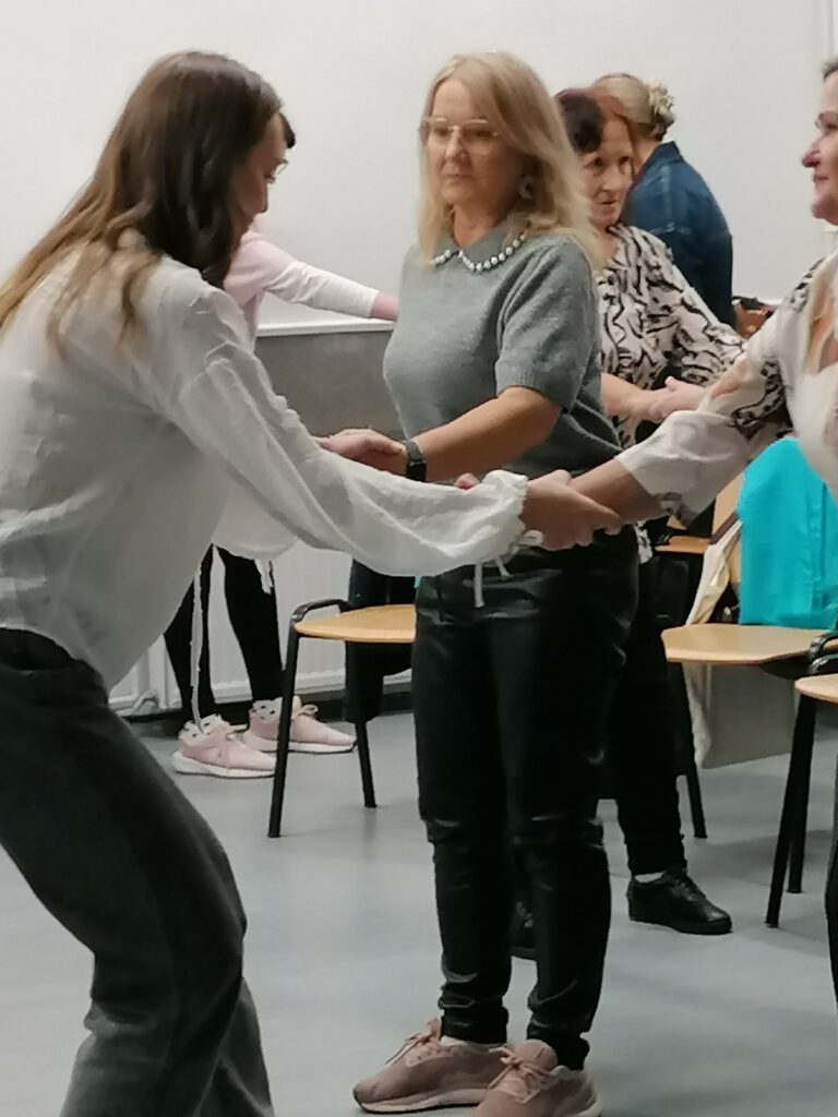 Zdjęcie uczestniczek warsztatów doskonalenia technik chóralnych Stowarzyszenie Kanon z Cewlina